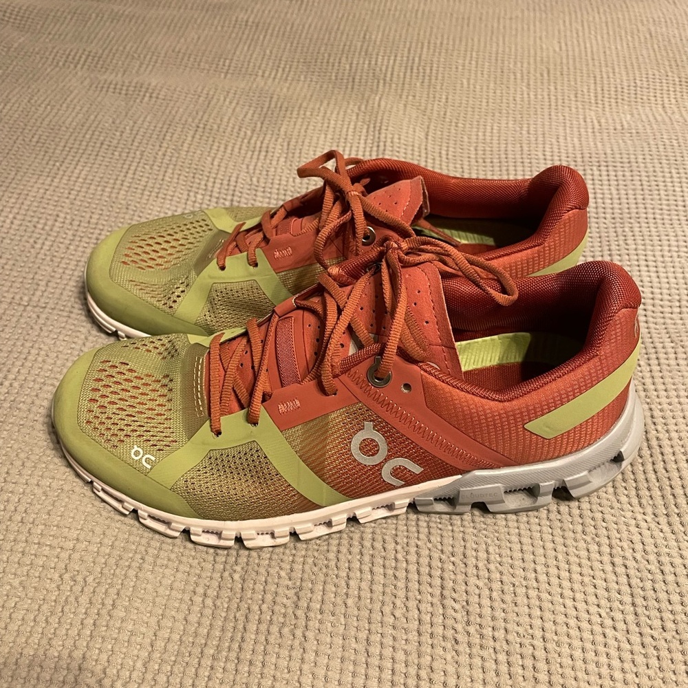 On cloud running shoes, size 6. Good pre owned condition